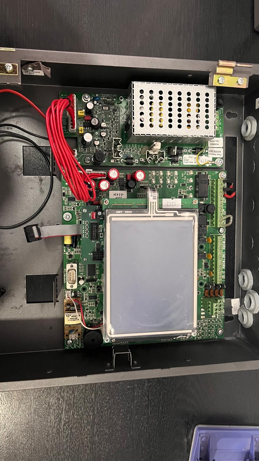 Elektronik teknik servis için açılmış kontrol paneli ve devre kartı